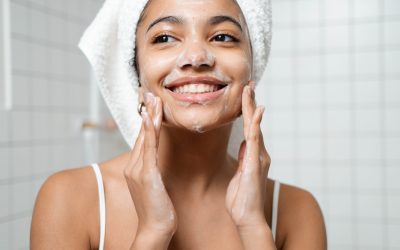 Una buena rutina empieza con una limpieza facial